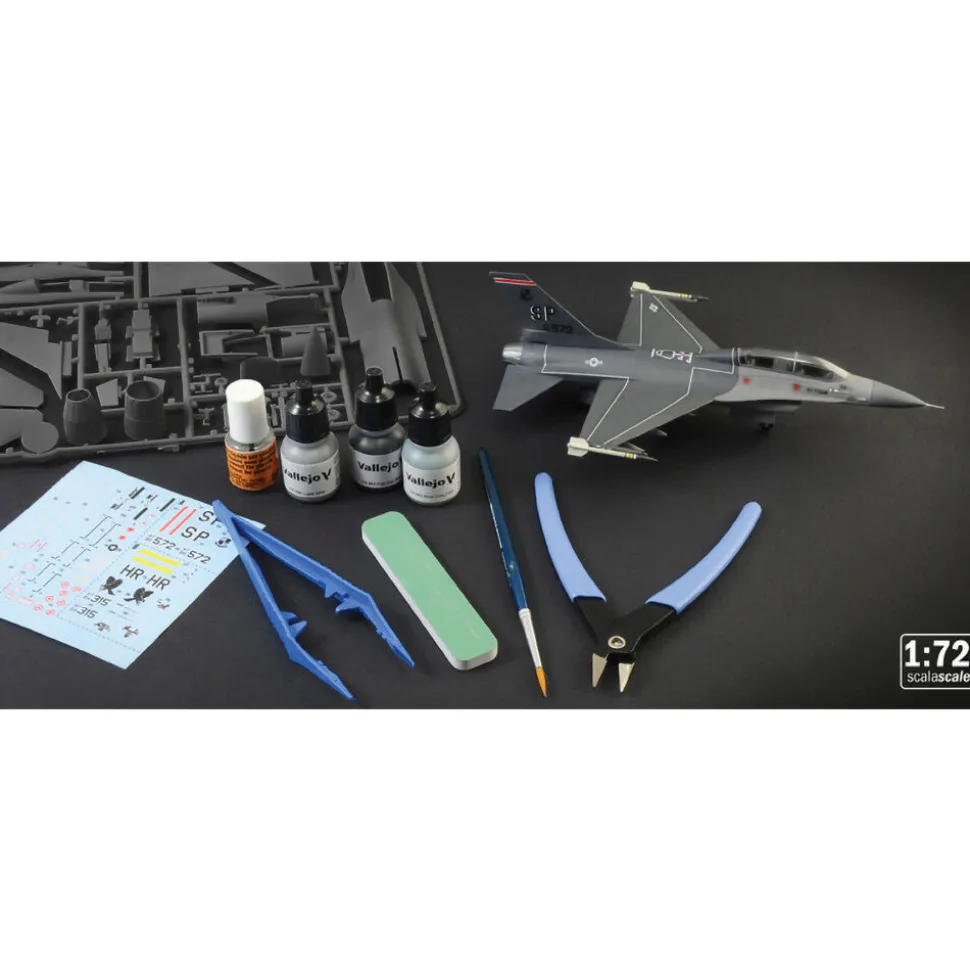 F-16 C/D Night Falcon 1/72 Kit 1:72 Scale Plastic Model Kit by Italeri