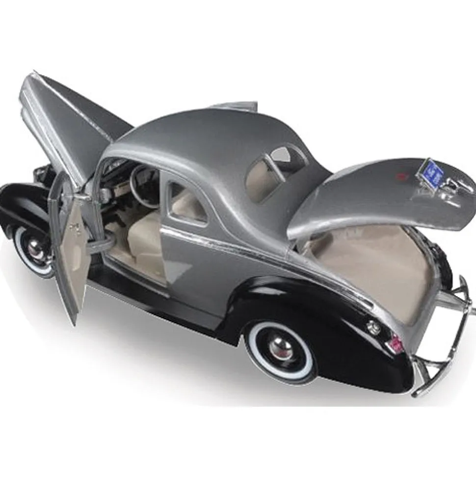 1940 Ford Deluxe 1:18 Scale Diecast Model by Motormax