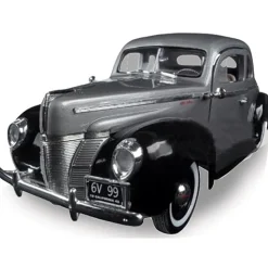1940 Ford Deluxe 1:18 Scale Diecast Model by Motormax