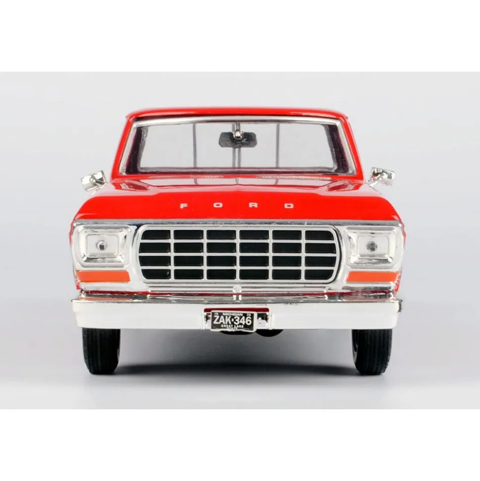 1979 Ford F-150 Custom - Red 1:24 Scale Diecast Model Truck by Motormax