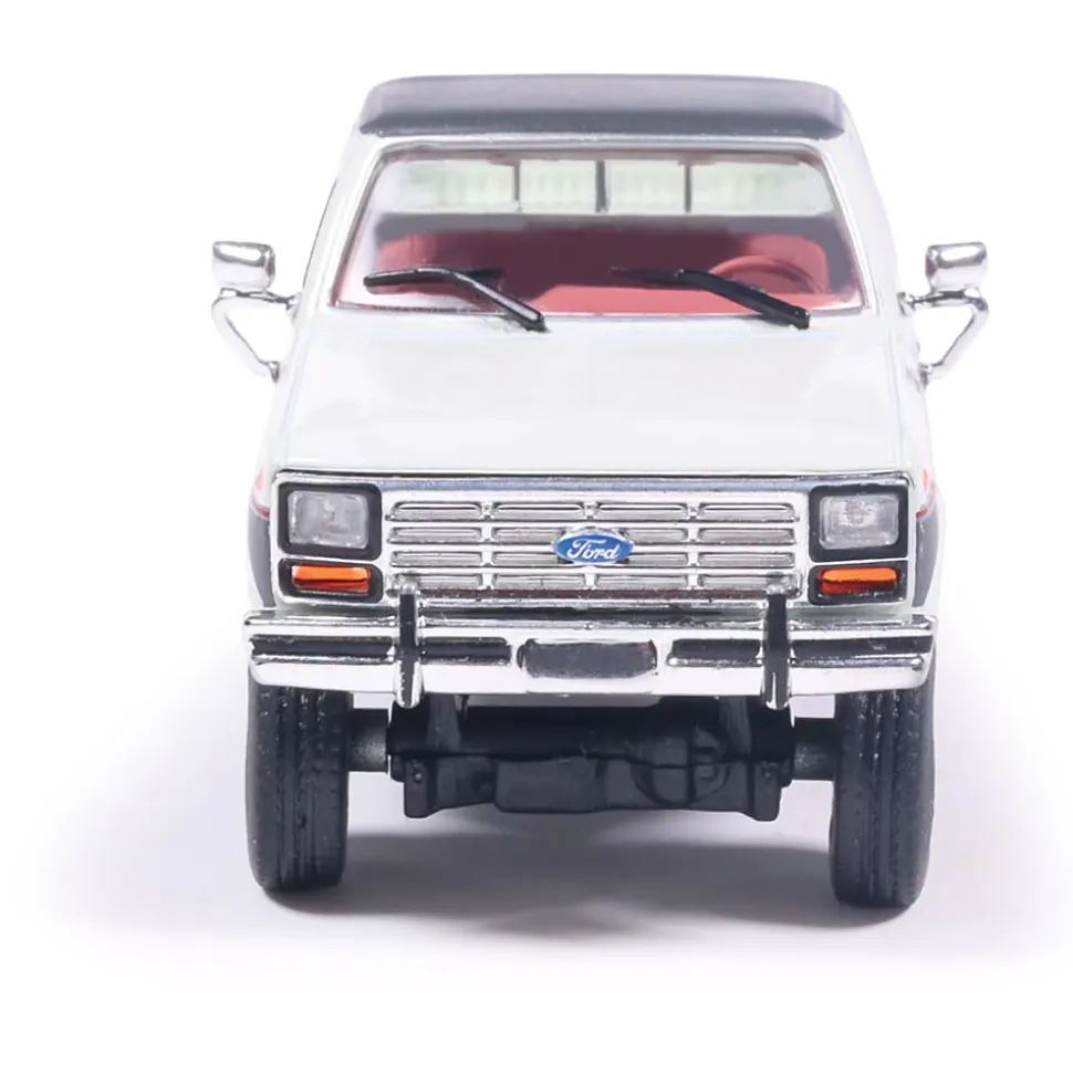 1986 Ford F-150 XLT Lariat Long Bed Styleside 4X2 - Colonial White Tu-Tone 1:64 Scale Diecast Model Truck by IXO Models