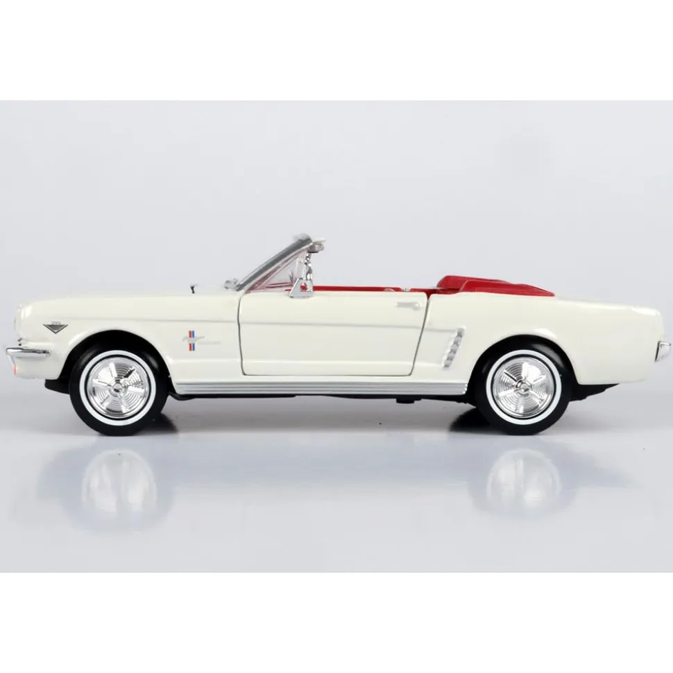 1964 1/2 James Bond Ford Mustang Convertible - Goldfinger 1:24 Scale Diecast Model Car by Motormax