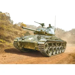 M-24 CHAFFEE 1/35 KIT 1:35 Scale Plastic by Italeri