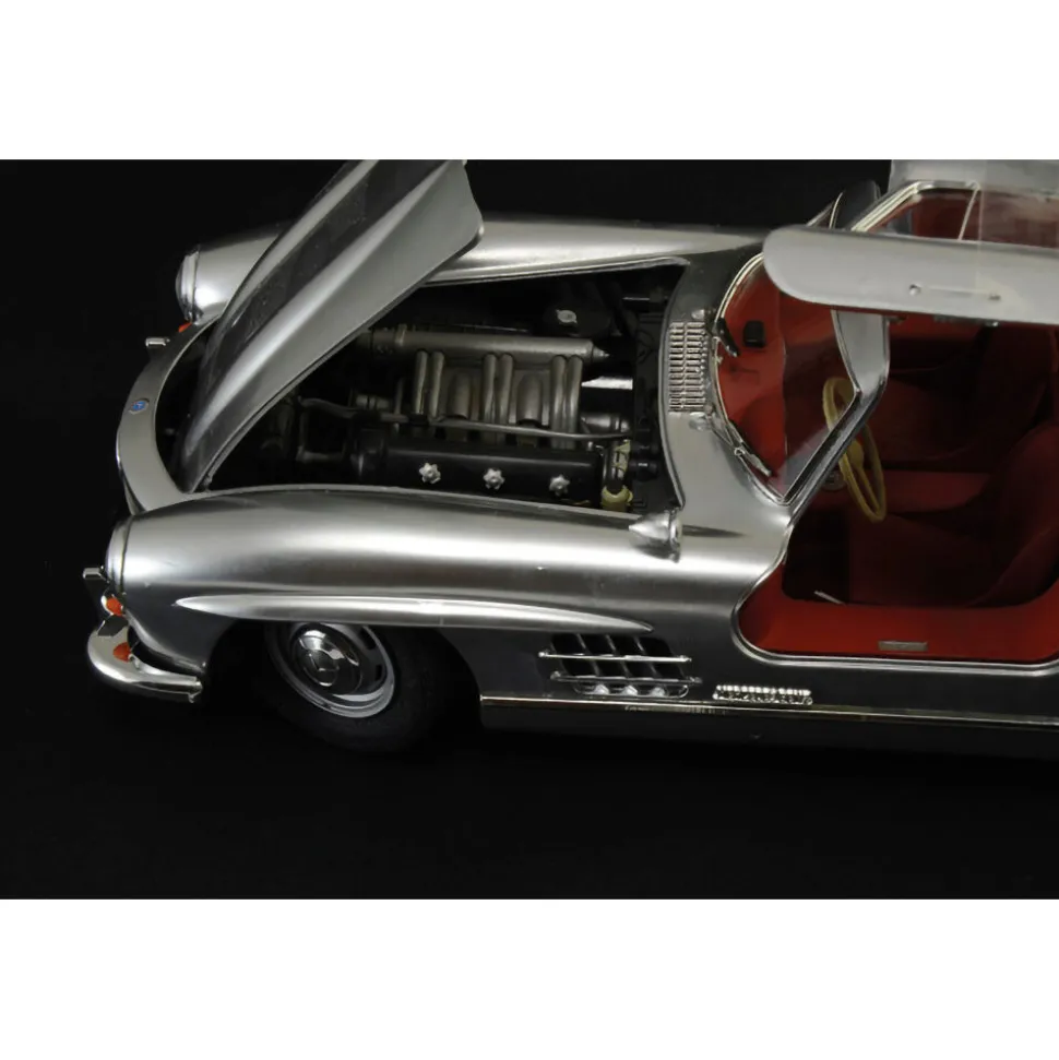 Mercedes-Benz 300 SL Gullwing 1/16 Kit 1:16 Scale Plastic Model Kit by Italeri