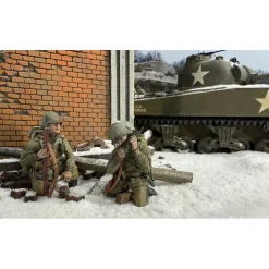Reporting In U.S. Infantrymen Kneeling 1/30 Figure Set William Britain (25307) 1:30 scale Metal by William Britain