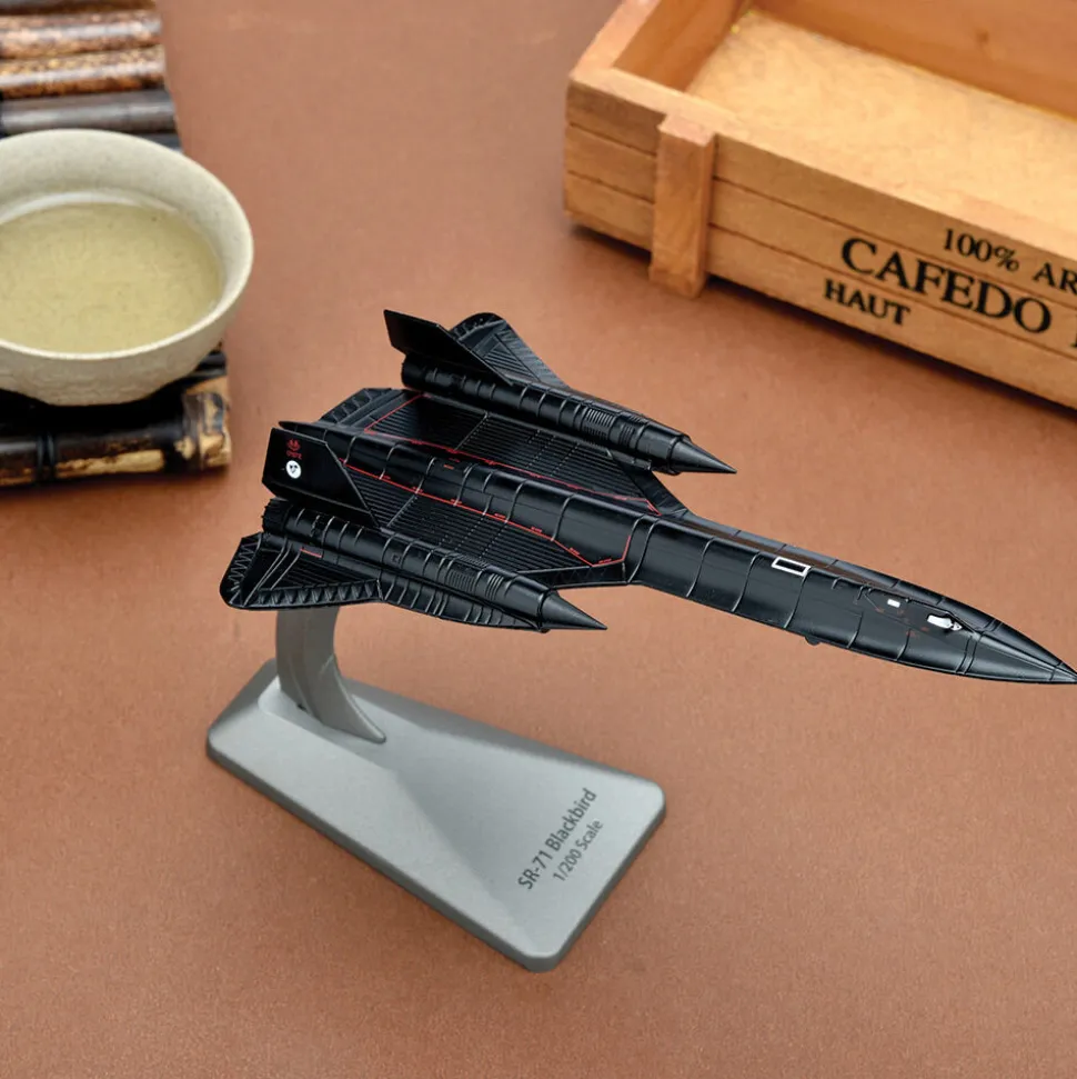 SR-71 Blackbird 1/200 Die Cast Model - AF1-0137 Lt. Col. Yielding and Lt. Col. Vida 1:200 Scale by Air Force 1
