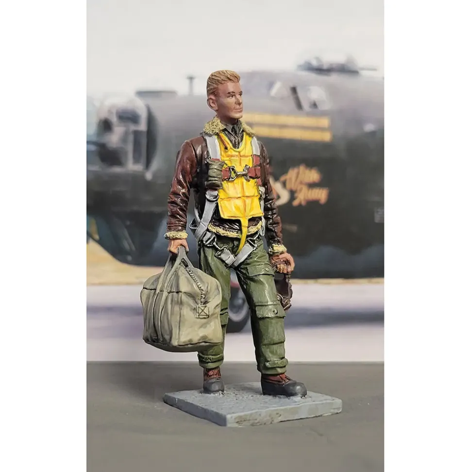 U.S.A.A.F. Heavy Bomber Crewman Walking 1/30 Figure William Britain (10207) 1:30 scale by William Britain